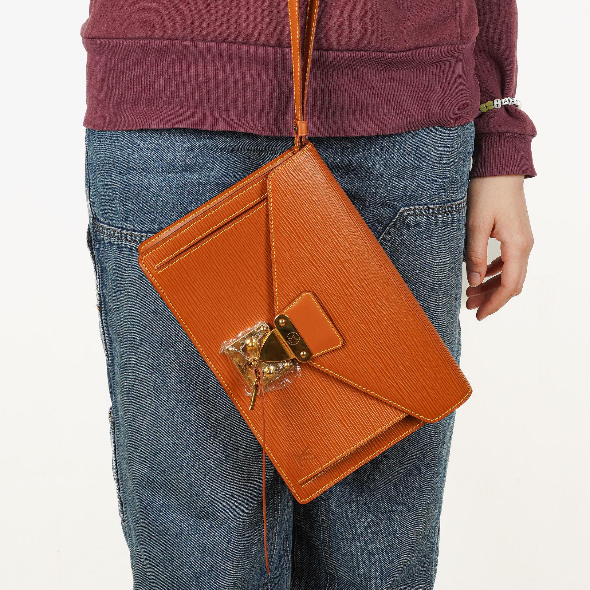 Louis Vuitton Pochette Sellier Dragonne Clutch aus Cognac Epi Leder