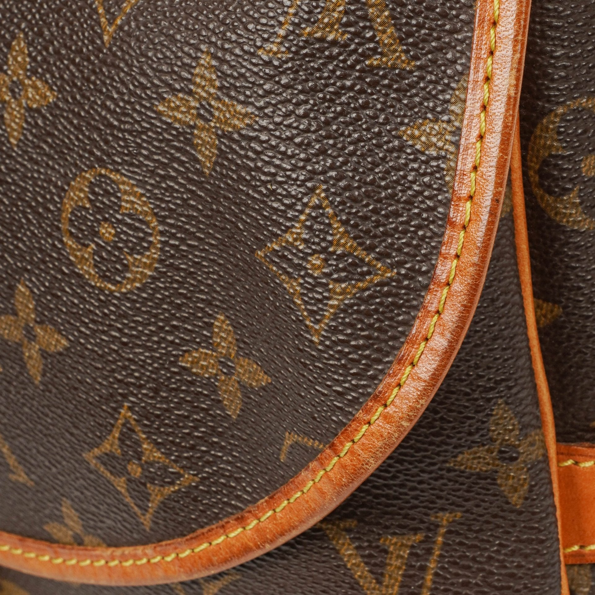 Louis Vuitton Saumur 30 Umhängetasche aus Monogram Canvas