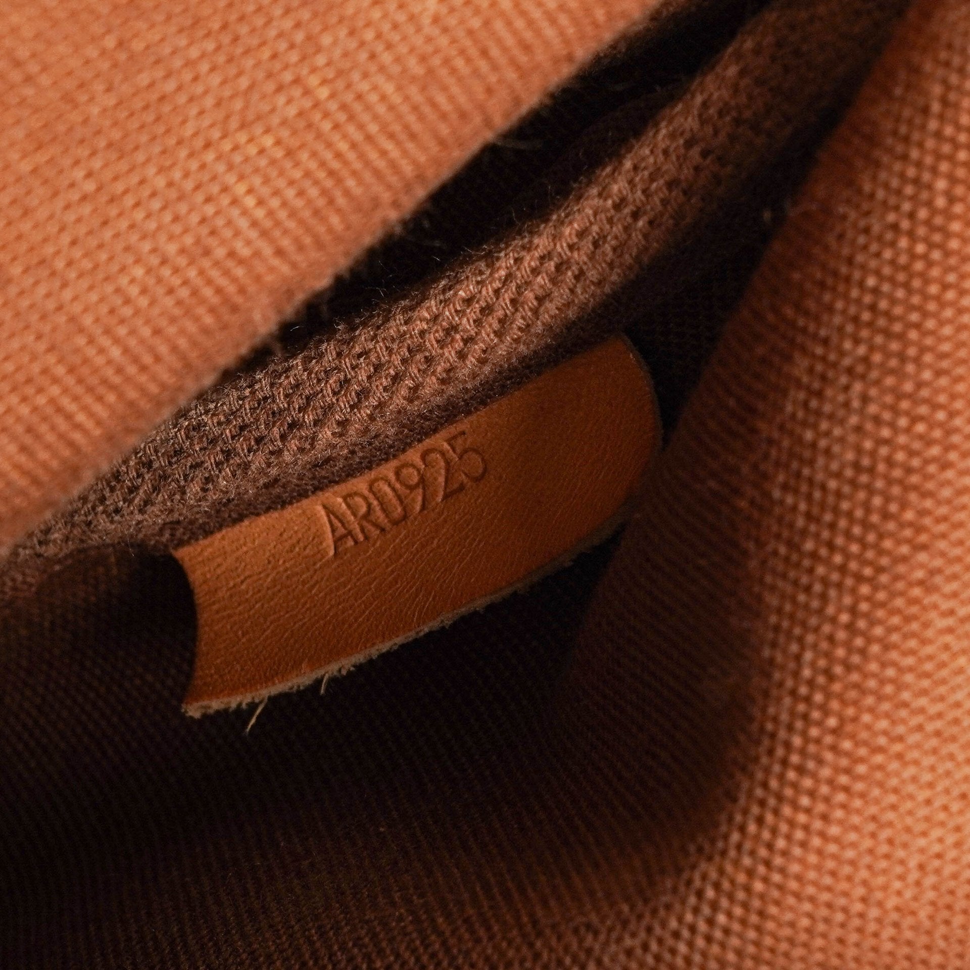 Louis Vuitton Saumur 30 Umhängetasche aus Monogram Canvas
