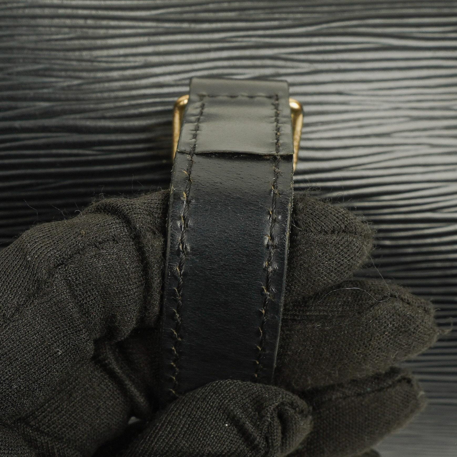 Louis Vuitton Soufflot Handtasche aus schwarzem Epi-Leder