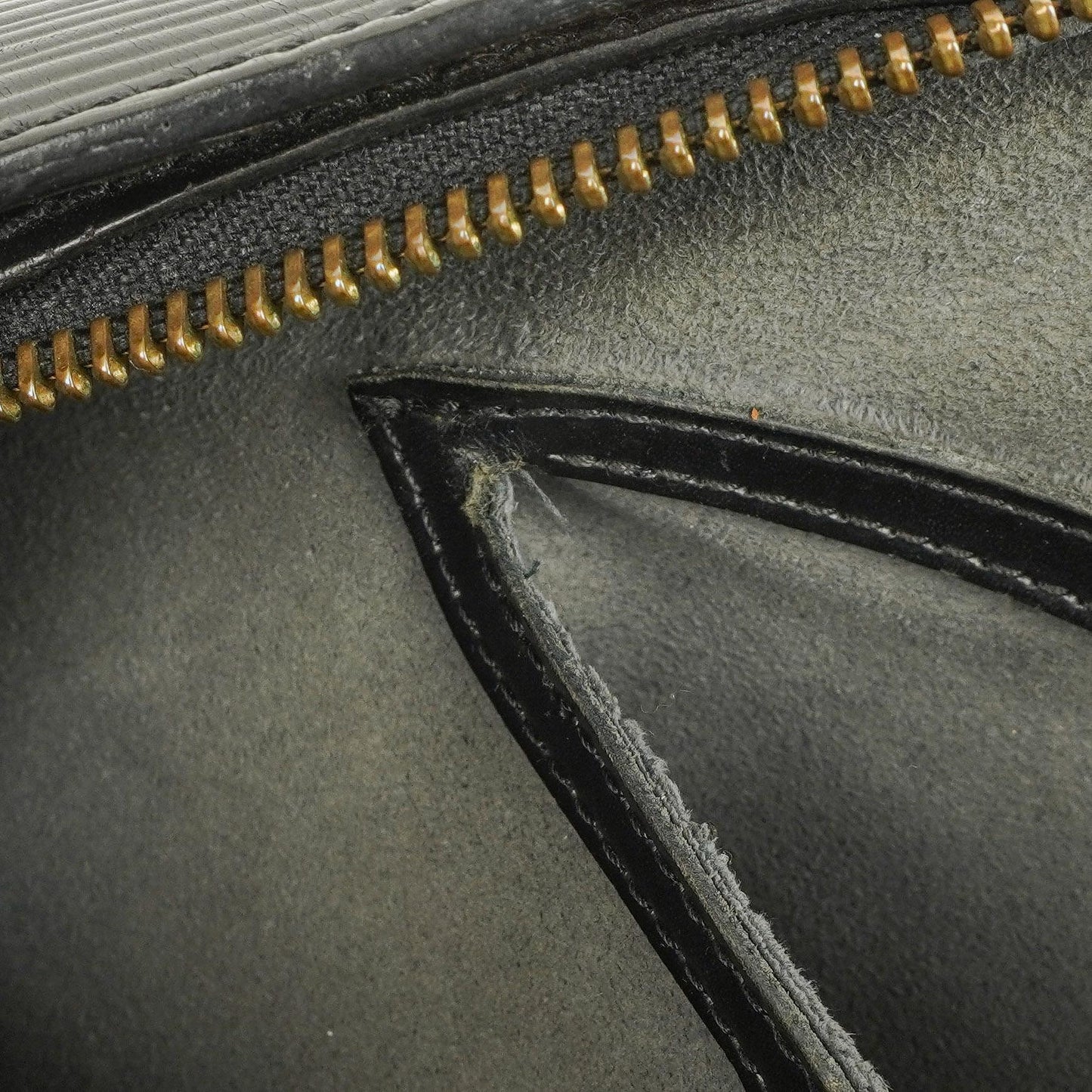 Louis Vuitton Soufflot Handtasche aus schwarzem Epi-Leder
