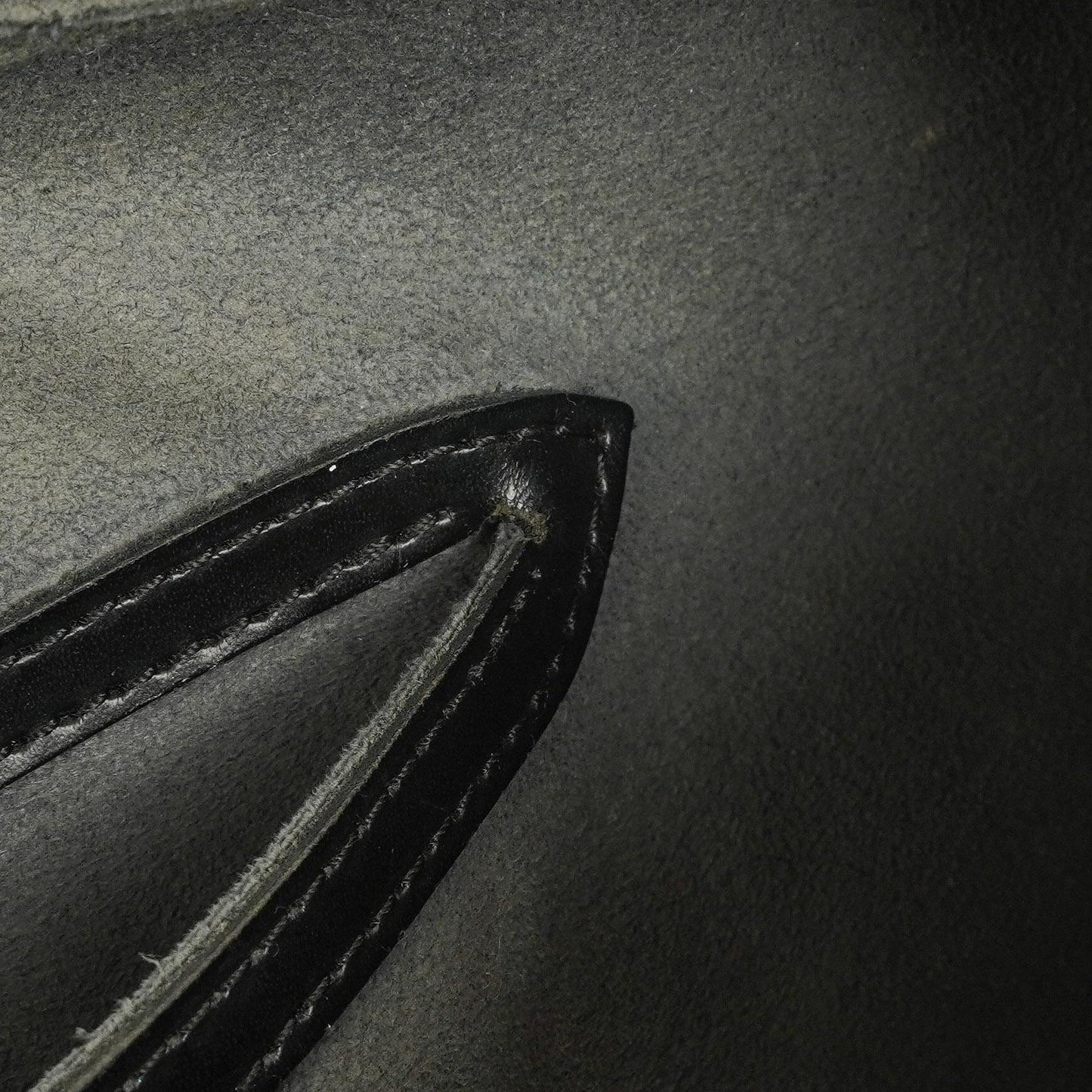 Louis Vuitton Soufflot Handtasche aus schwarzem Epi-Leder