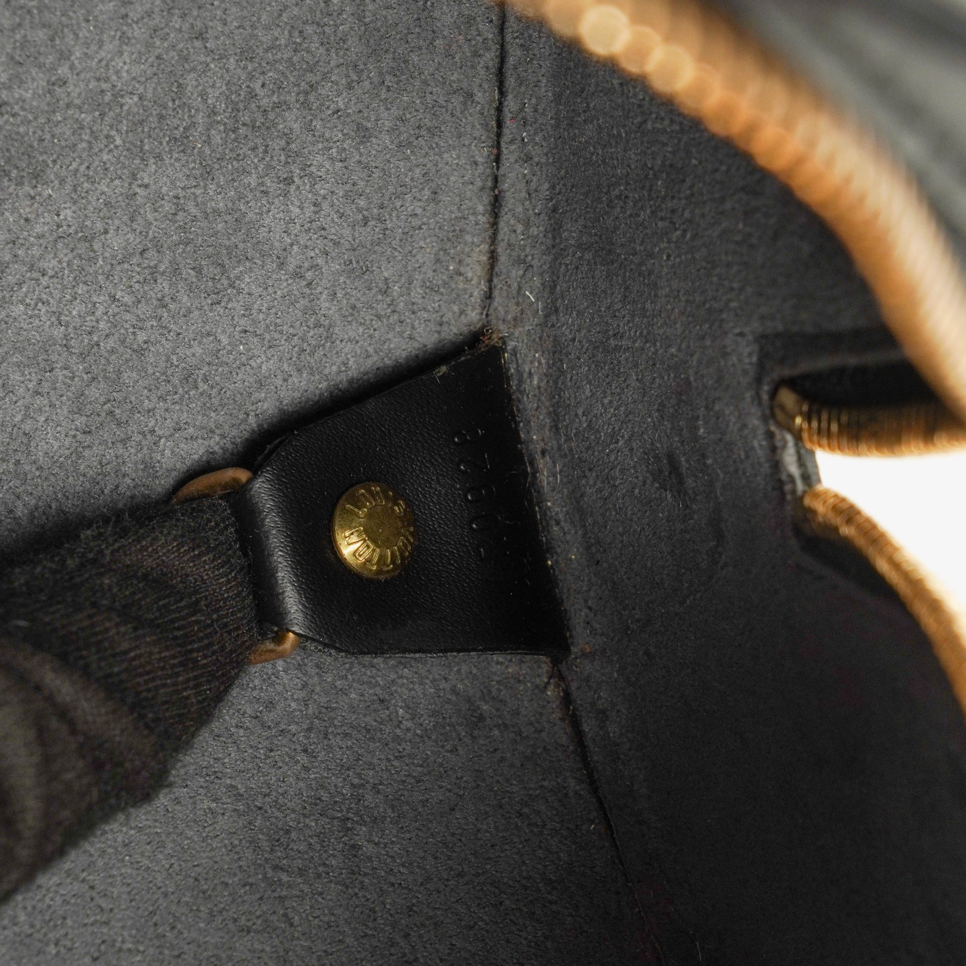 Louis Vuitton Soufflot Handtasche aus schwarzem Epi-Leder