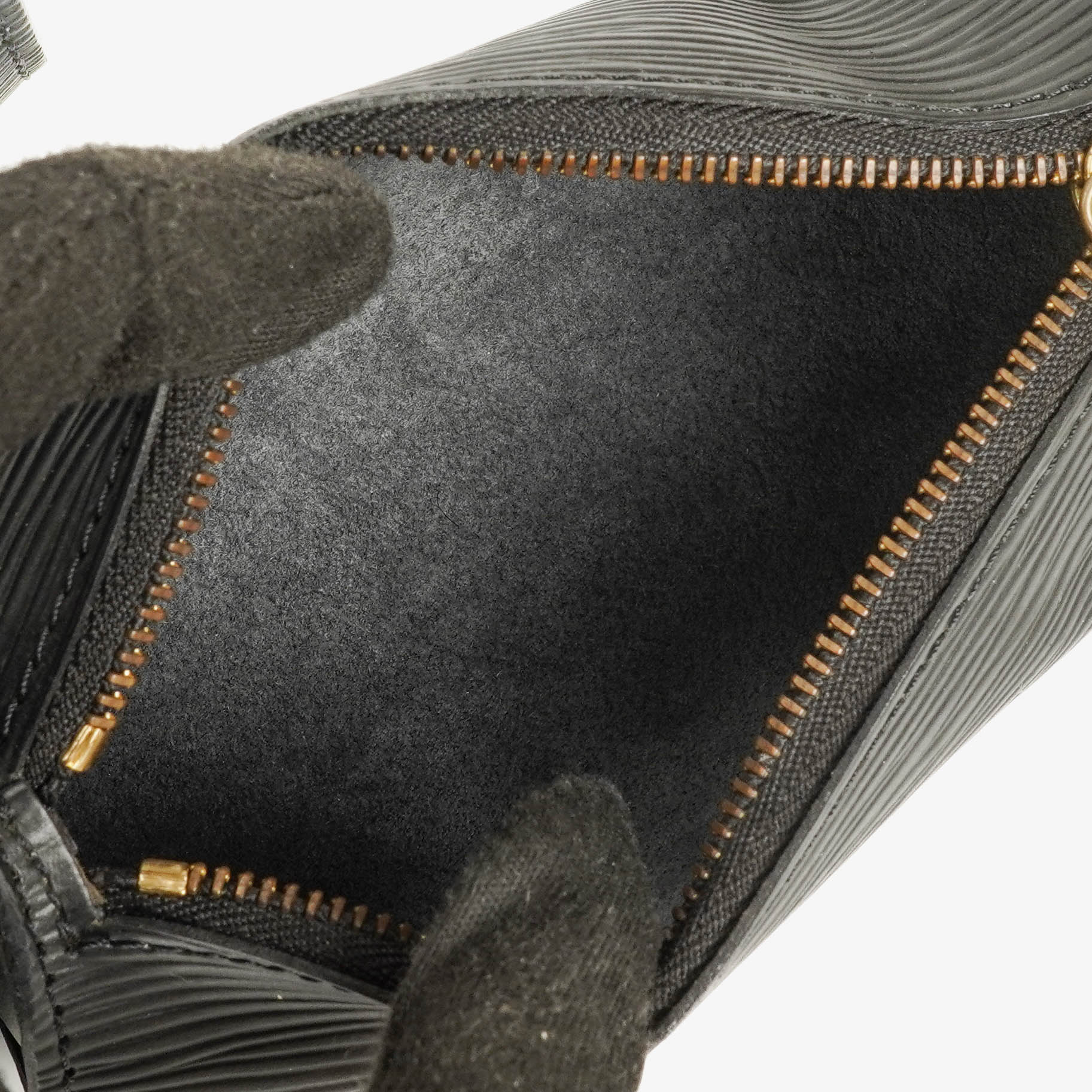Louis Vuitton Soufflot Handtasche aus schwarzem Epi-Leder