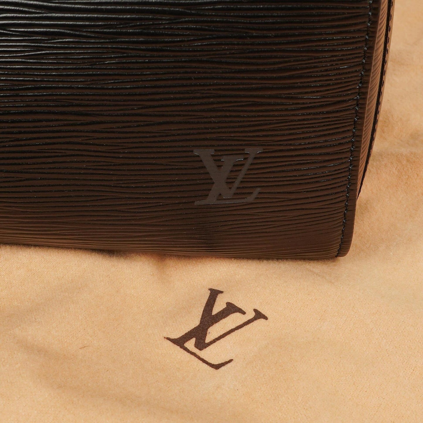 Louis Vuitton Speedy 25 Handtasche aus schwarzem Epi Leder