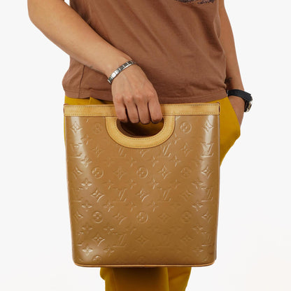 Louis Vuitton Stillwood Vertikale Beigefarbene Monogram Vernis Handtasche