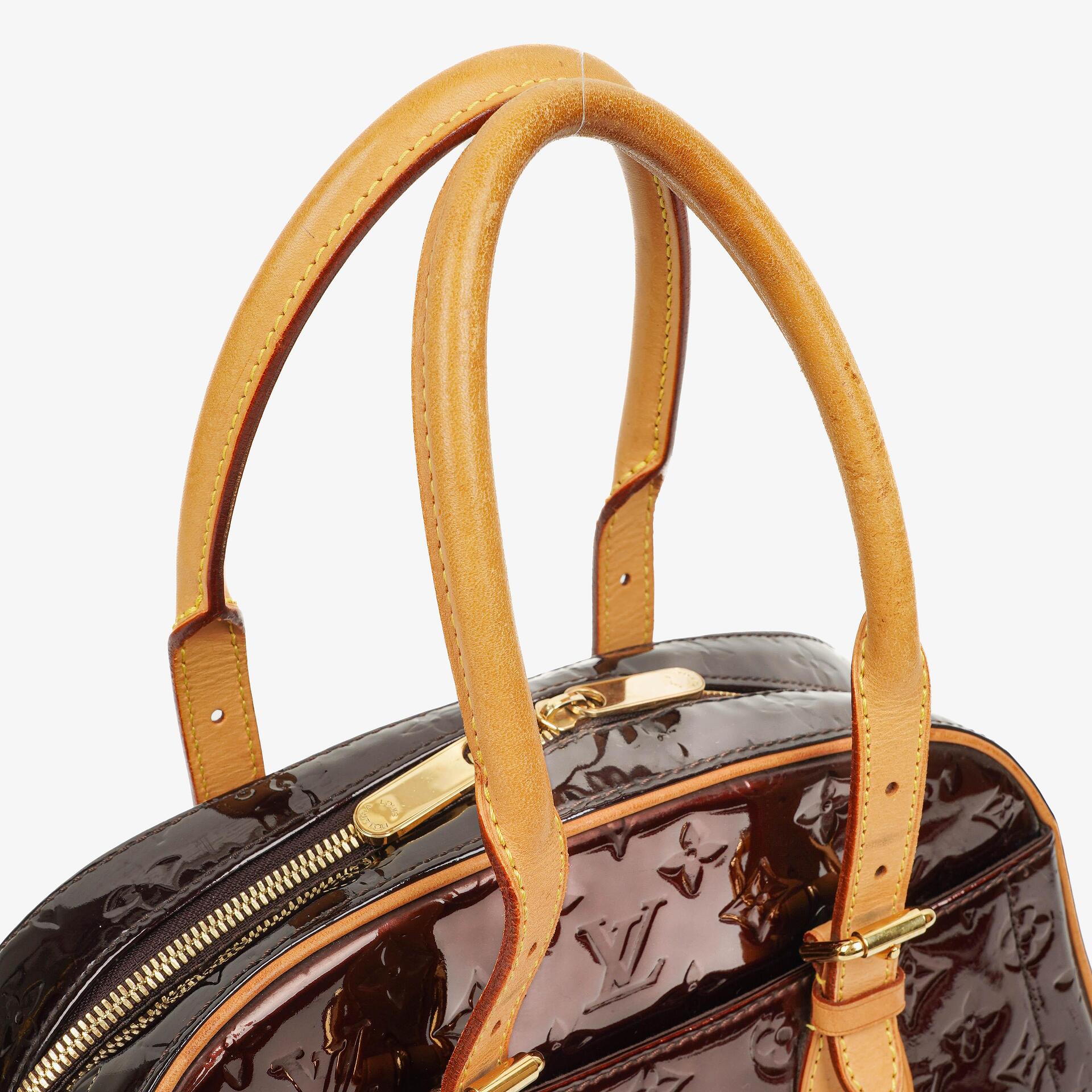 Louis Vuitton Summit Drive Tasche aus Monogram Vernis in Amarante