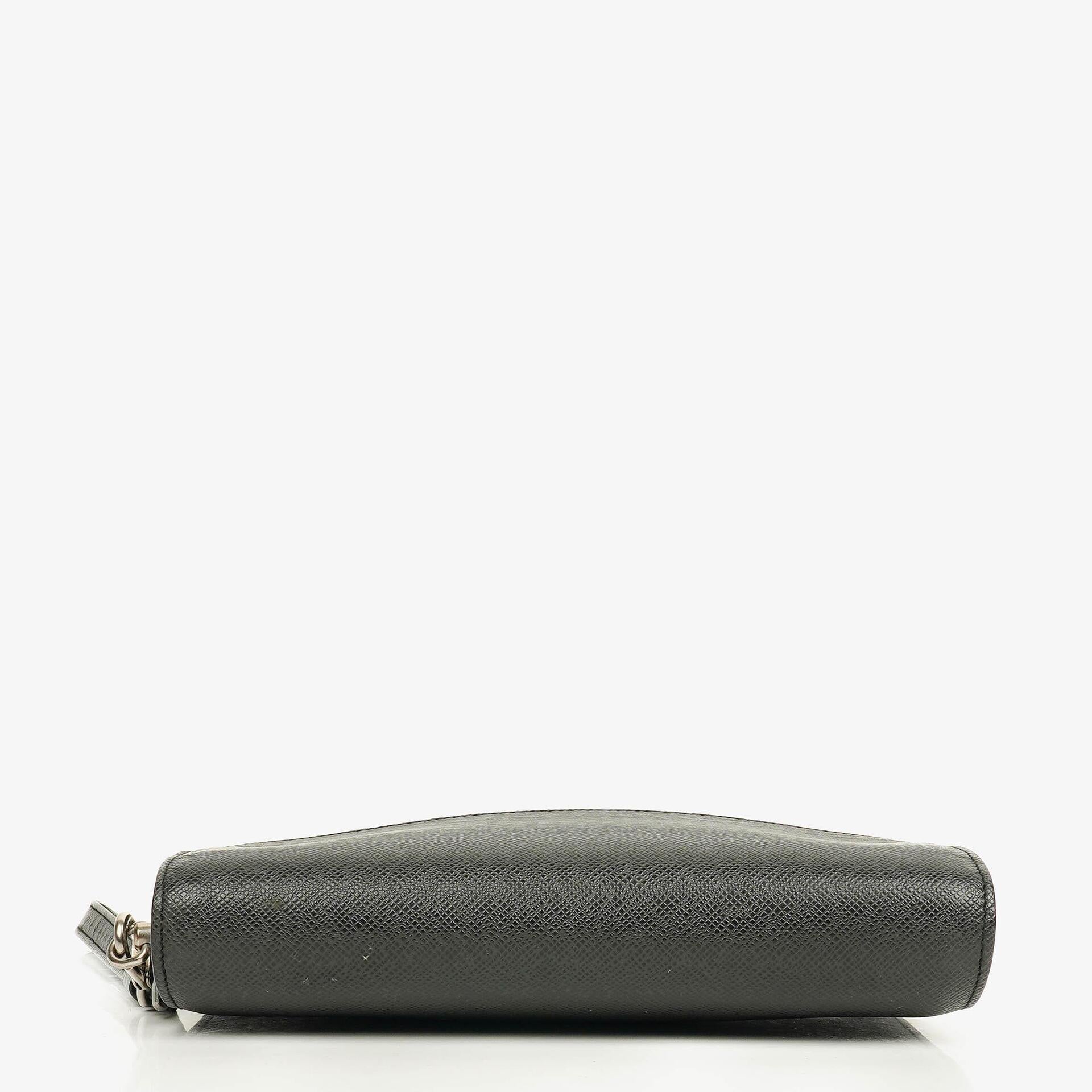 Louis Vuitton Orsay Clutch aus Taiga Leder