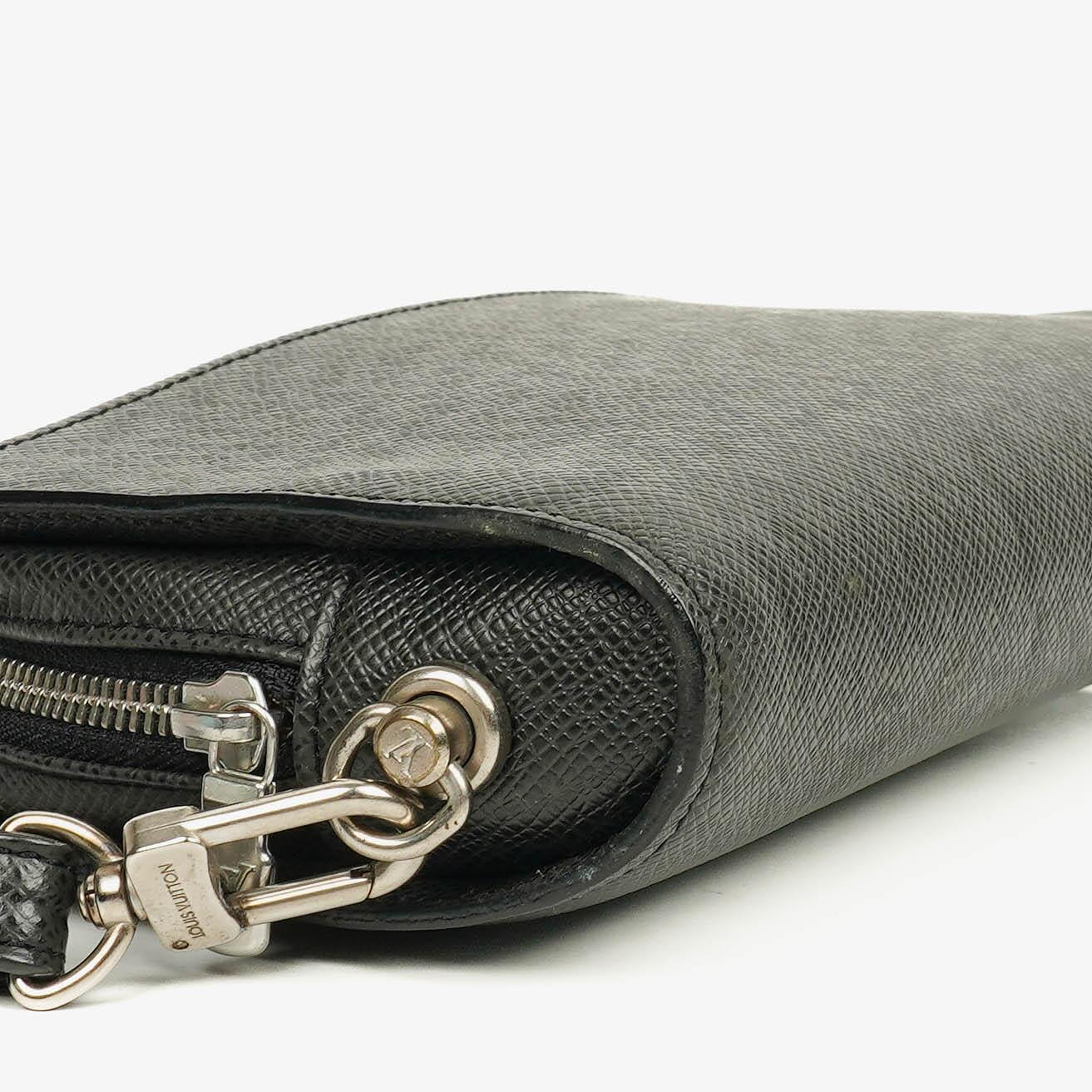 Louis Vuitton Orsay Clutch aus Taiga Leder