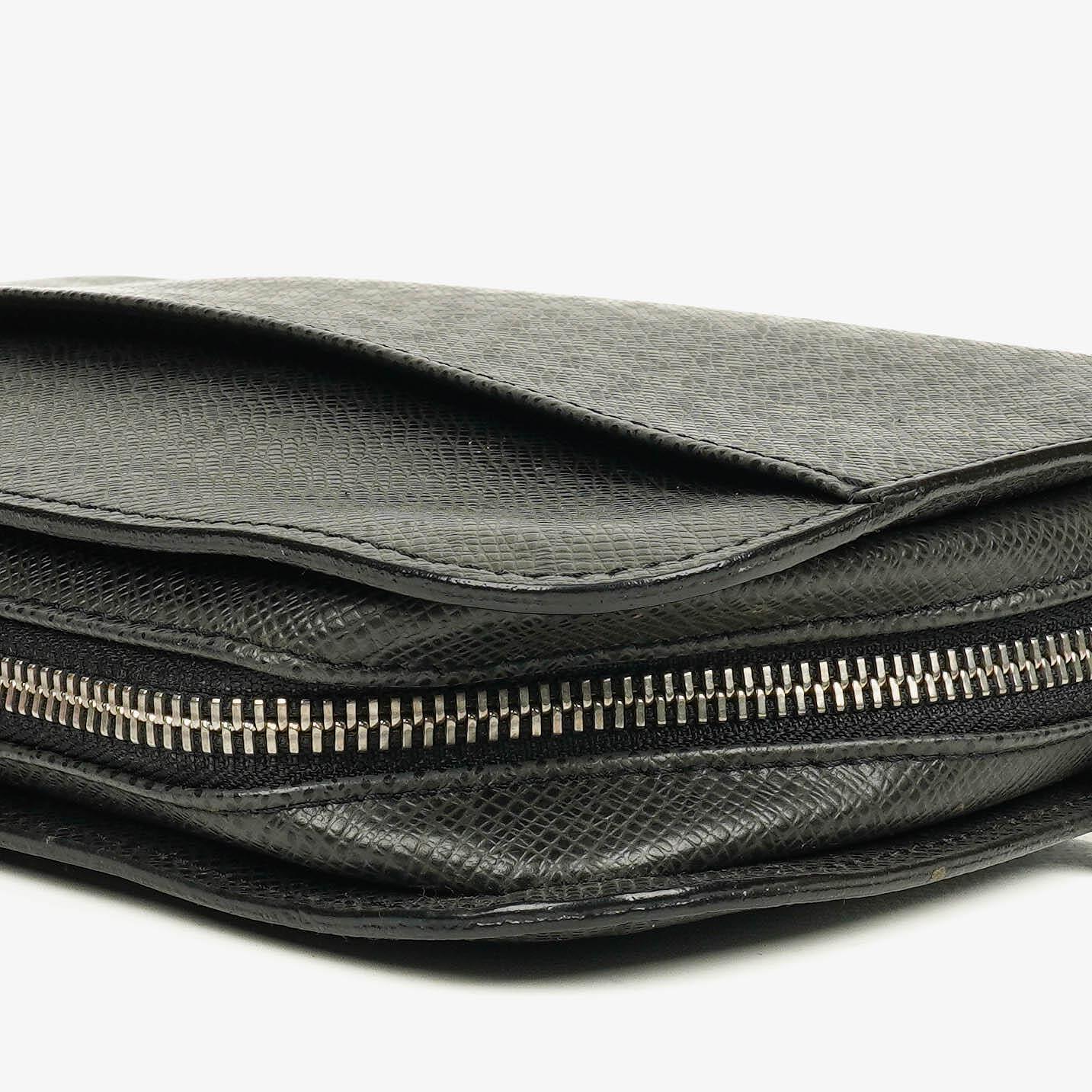 Louis Vuitton Orsay Clutch aus Taiga Leder