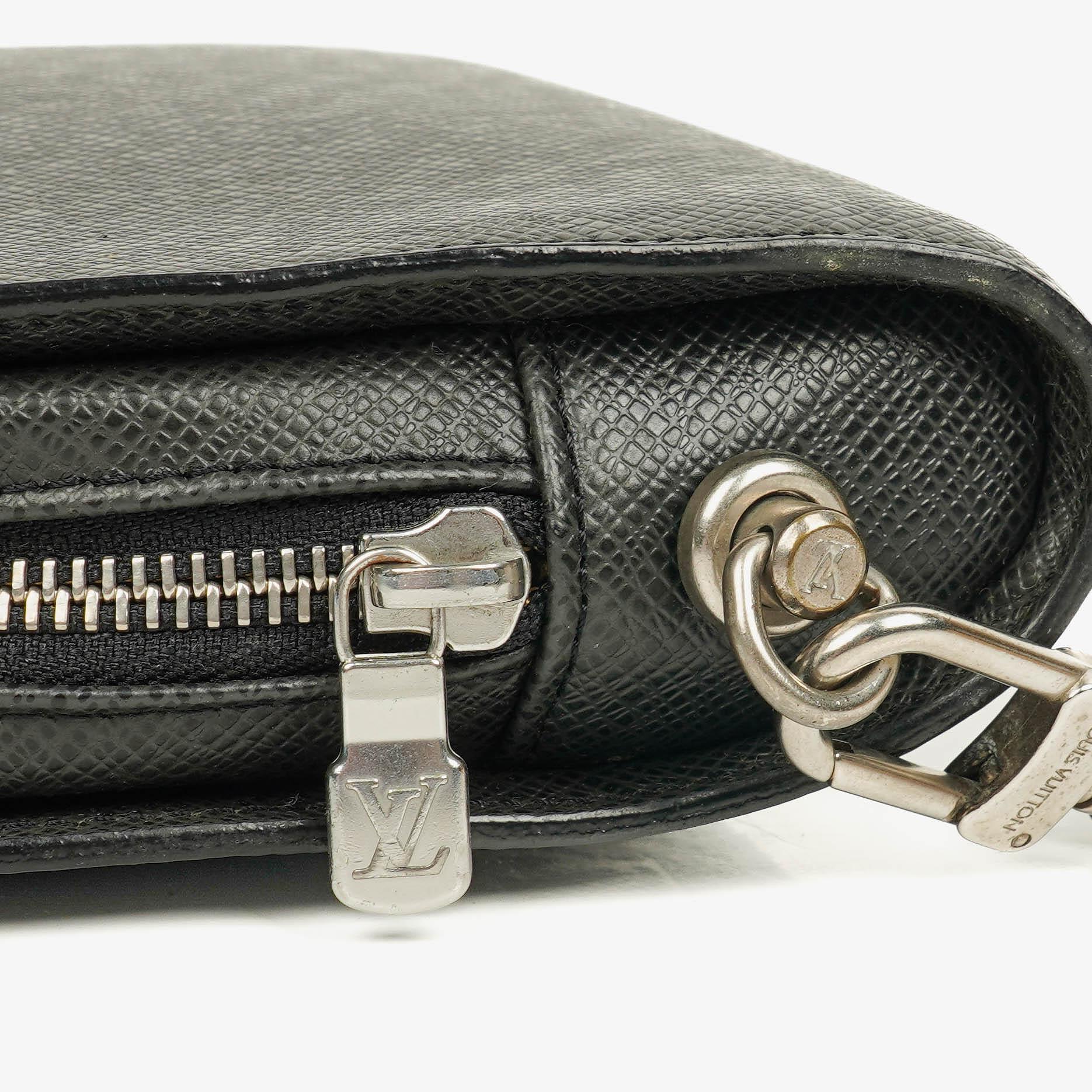 Louis Vuitton Orsay Clutch aus Taiga Leder