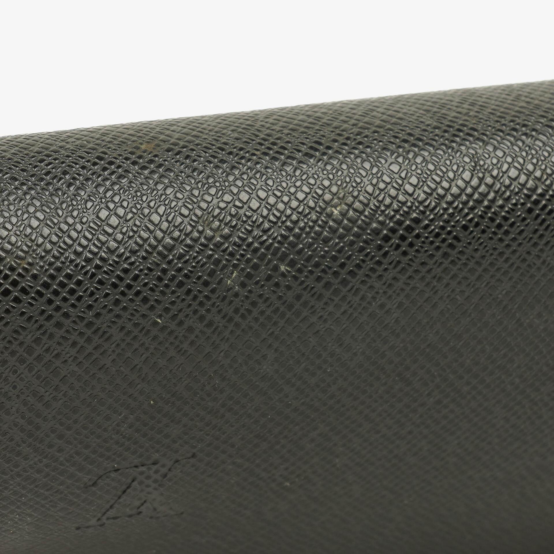 Louis Vuitton Orsay Clutch aus Taiga Leder