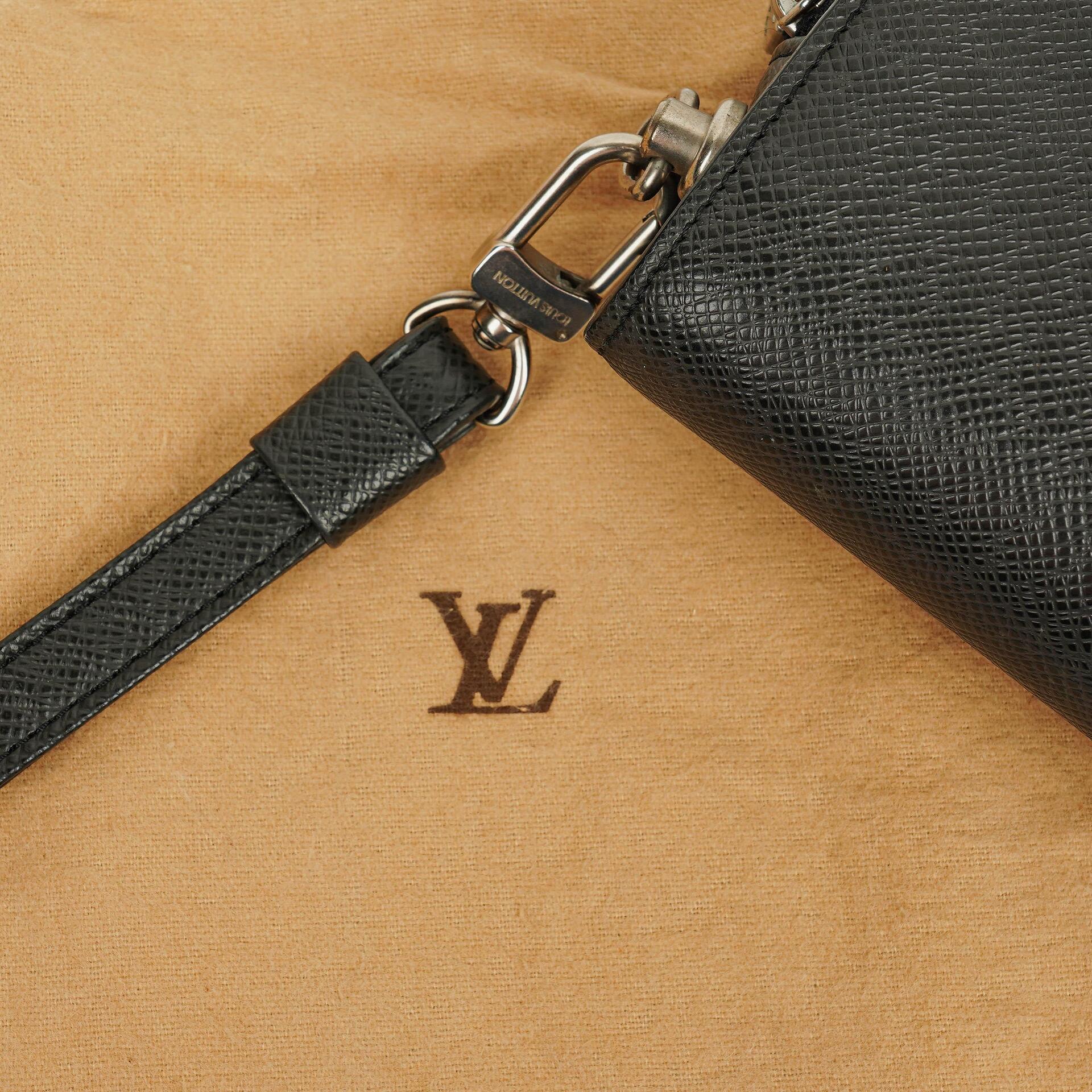 Louis Vuitton Orsay Clutch aus Taiga Leder