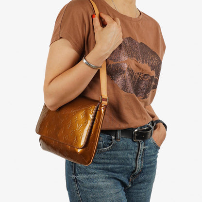 Louis Vuitton Thompson Street Schultertasche aus bronze Monogram Vernis Leder