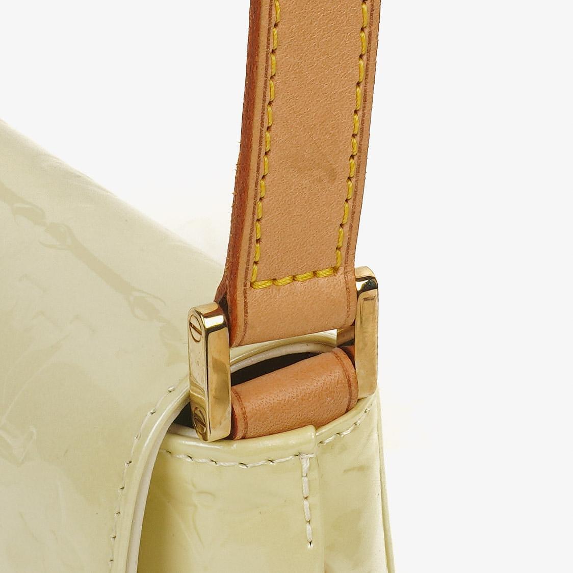 Louis Vuitton Thompson Street Schultertasche aus Perle Monogram Vernis Leder