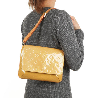 Louis Vuitton Thompson Street Schultertasche aus gelbem Monogram Vernis Leder