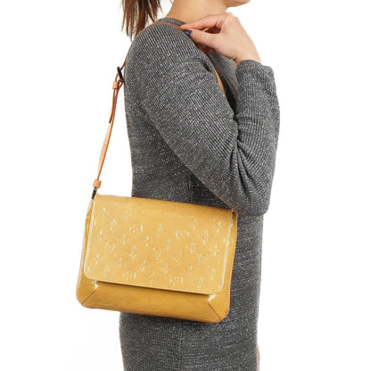 Louis Vuitton Thompson Street Schultertasche aus gelbem Monogram Vernis Leder