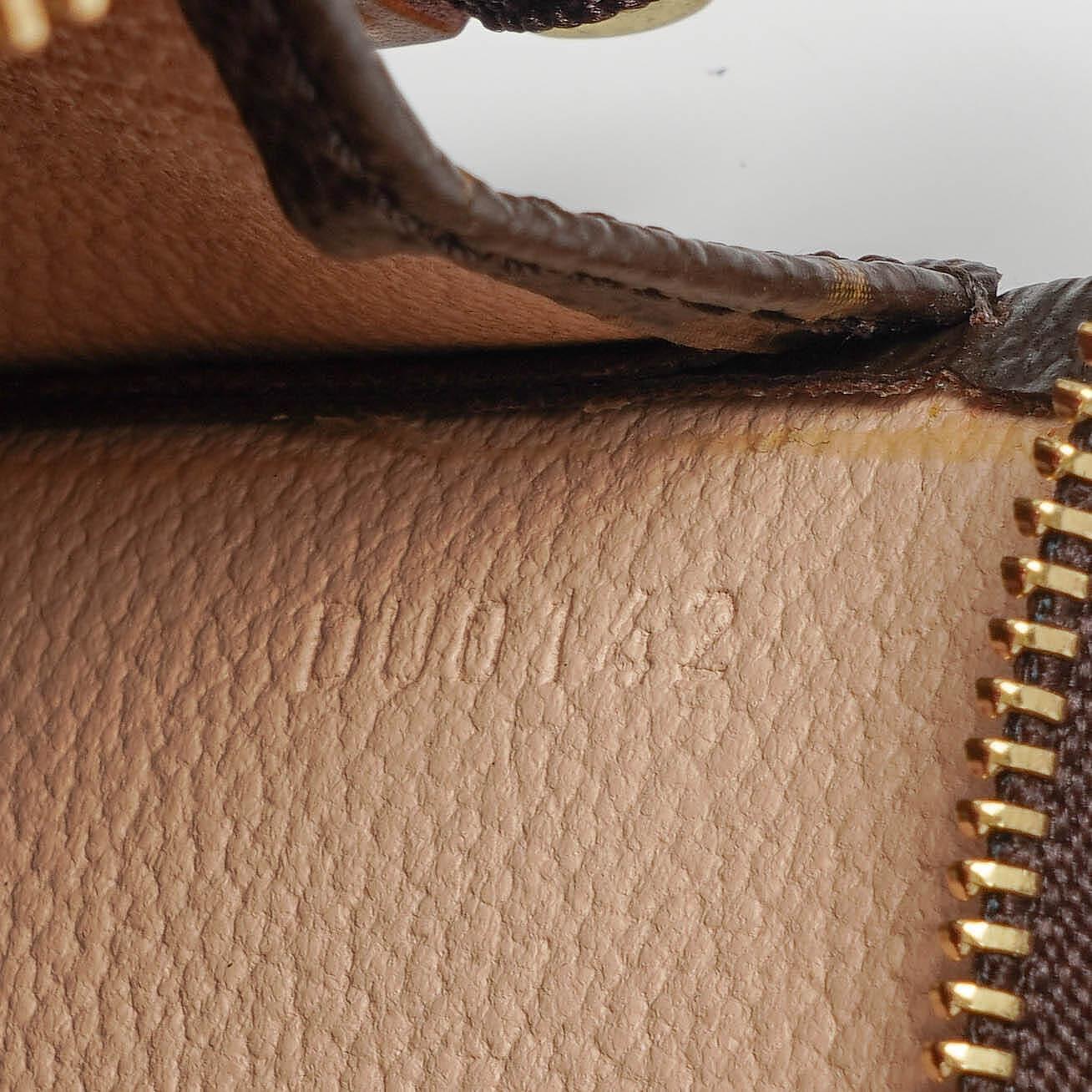 Louis Vuitton Toiletry Pouch 26 aus Monogram Canvas
