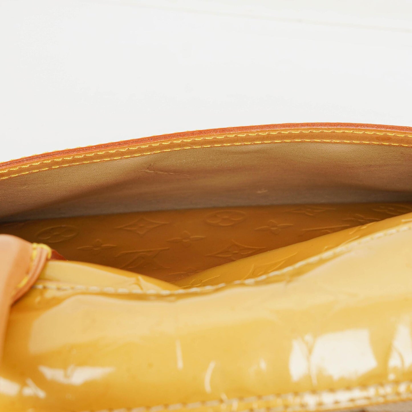 Louis Vuitton Tompkins Tasche aus gelbem Lackleder