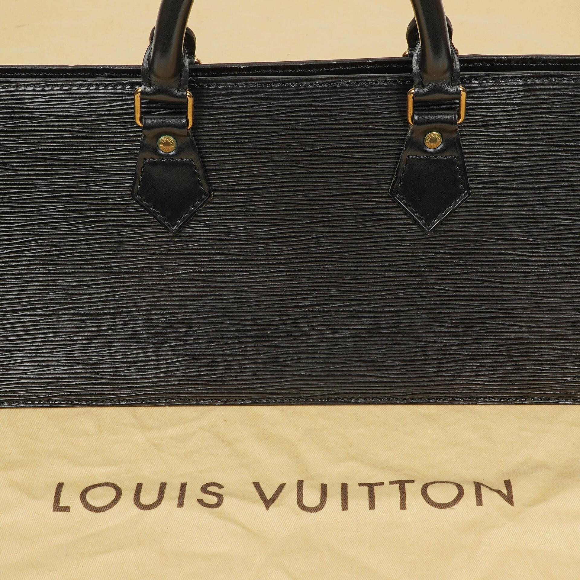 Louis Vuitton Triangle Handtasche aus schwarzem Epi-Leder