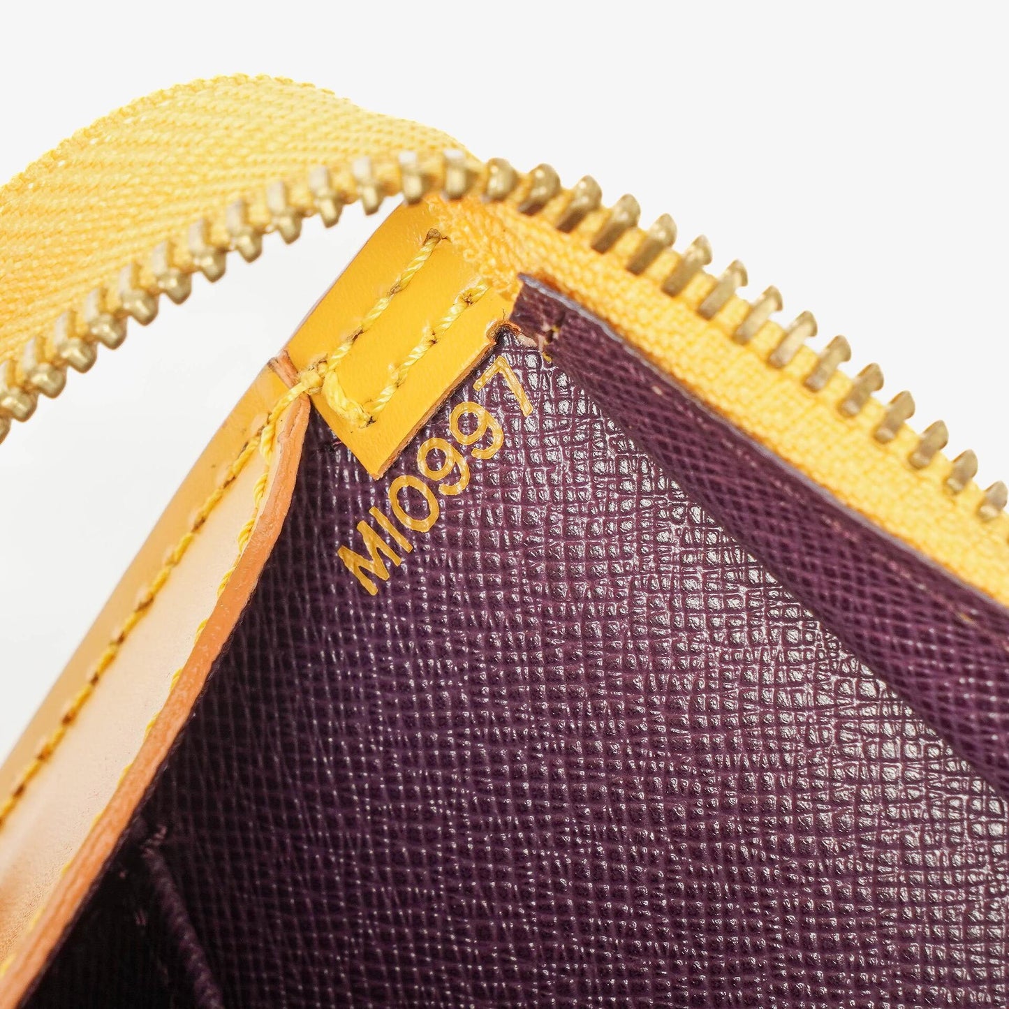 Louis Vuitton Triangle Handtasche aus gelbem Epi-Leder