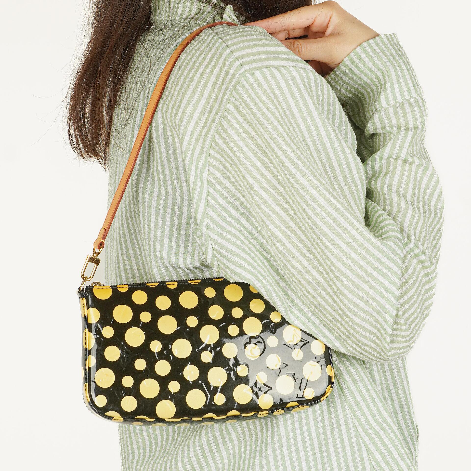 Louis Vuitton Yayoi Kusama Infinity Dots Pochette Accessoires aus schwarz-gelbem Vernis