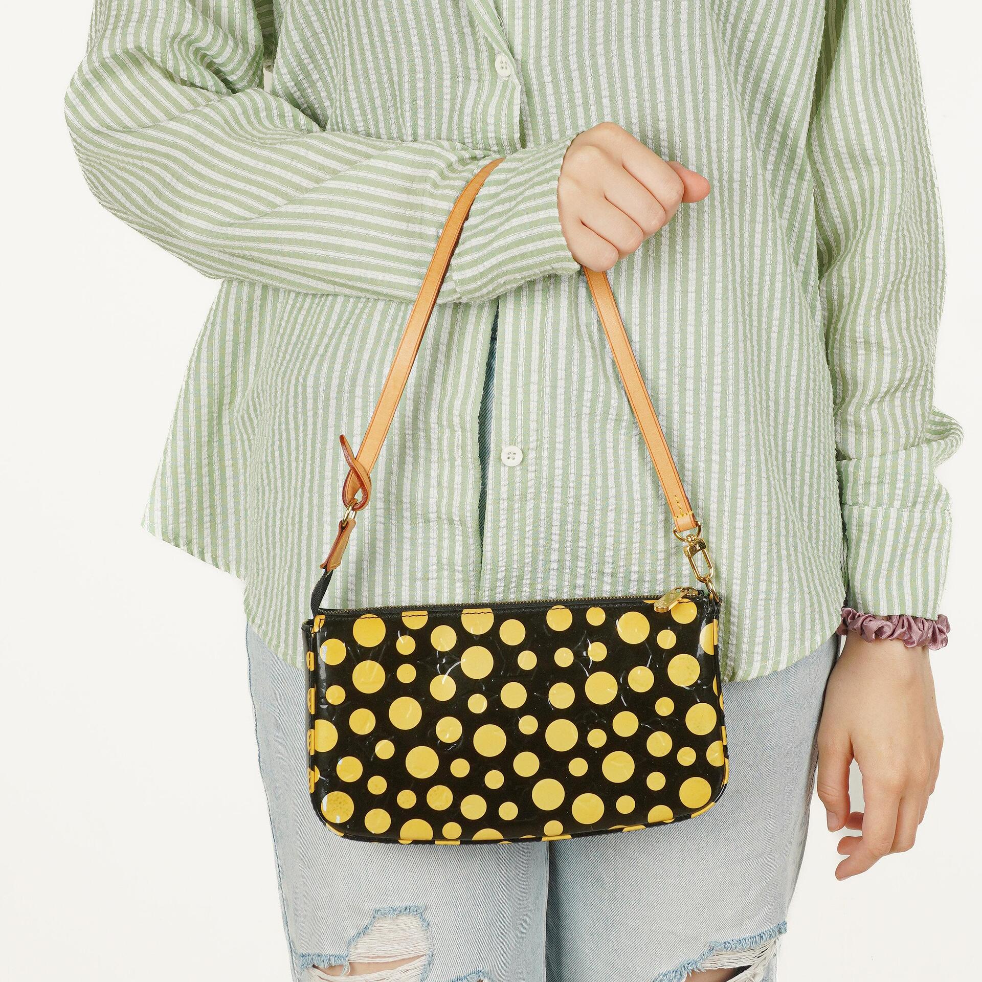 Louis Vuitton Yayoi Kusama Infinity Dots Pochette Accessoires aus schwarz-gelbem Vernis