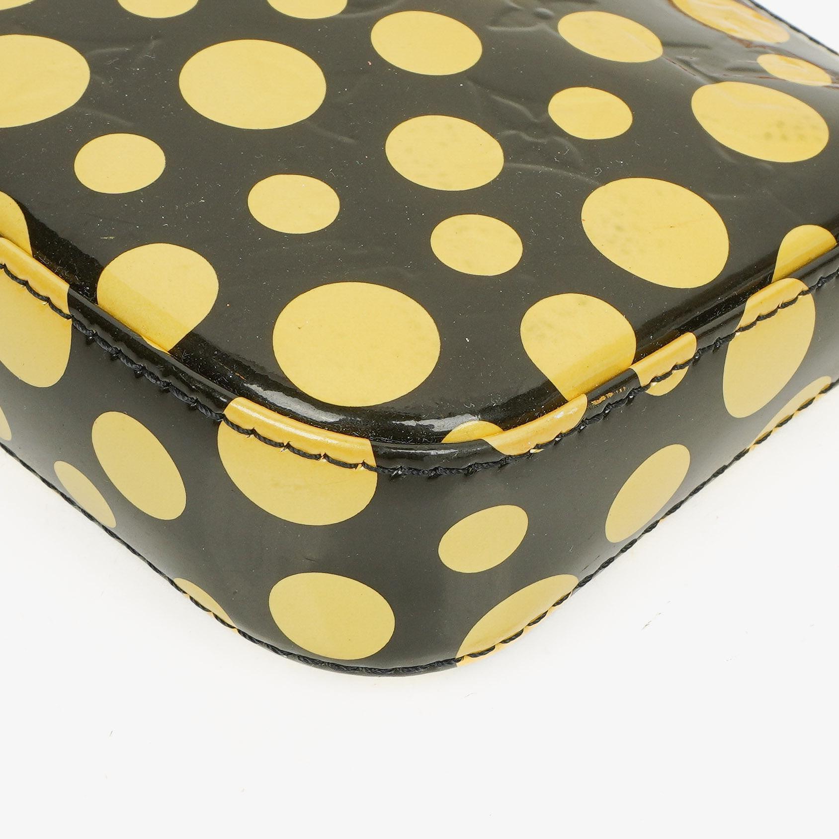 Louis Vuitton Yayoi Kusama Infinity Dots Pochette Accessoires aus schwarz-gelbem Vernis