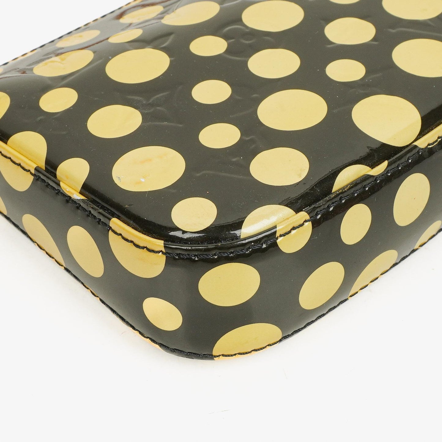 Louis Vuitton Yayoi Kusama Infinity Dots Pochette Accessoires aus schwarz-gelbem Vernis