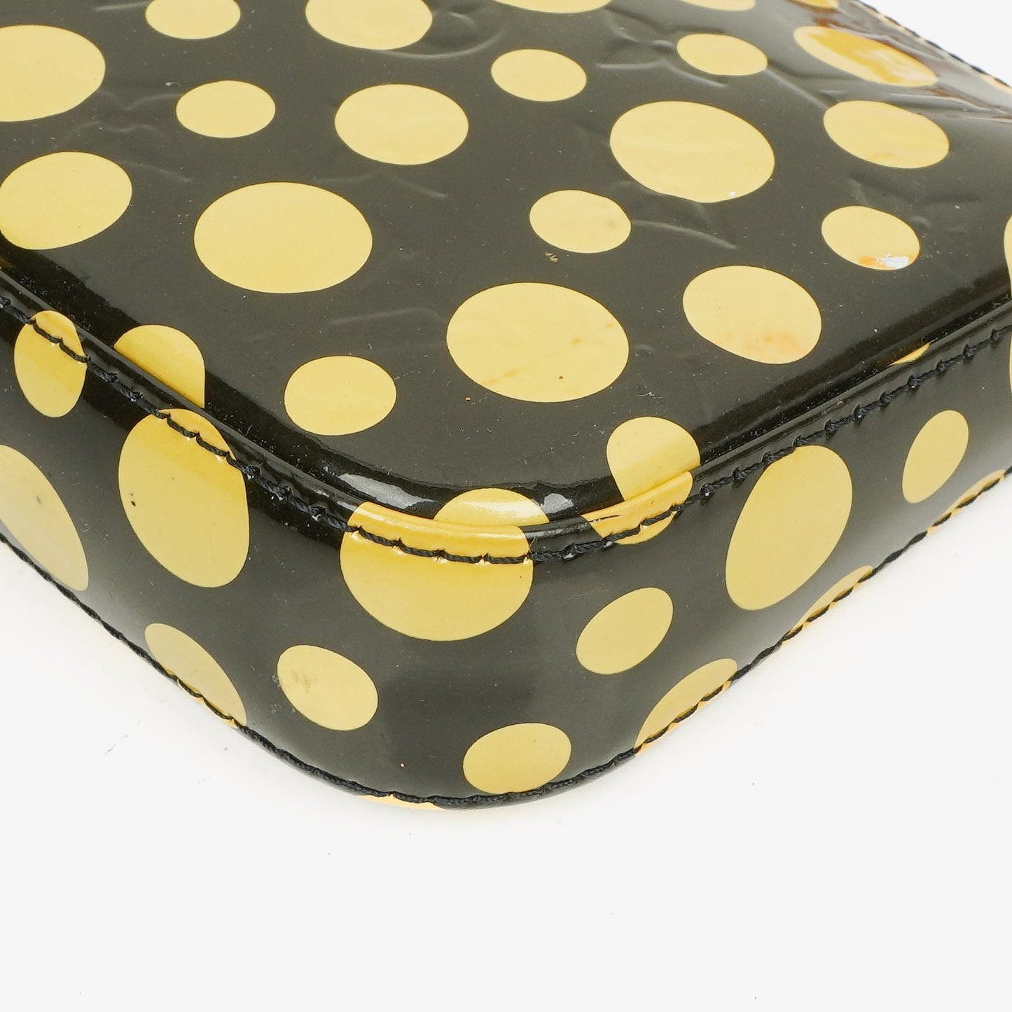 Louis Vuitton Yayoi Kusama Infinity Dots Pochette Accessoires aus schwarz-gelbem Vernis