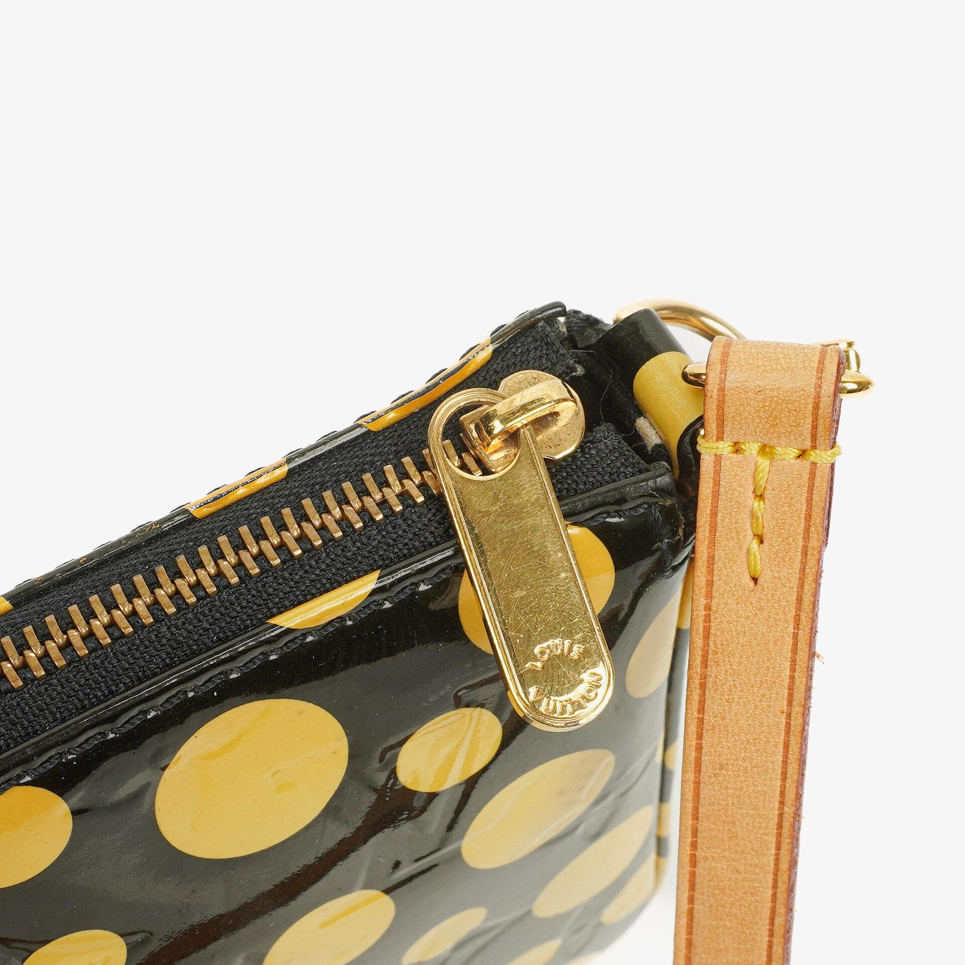 Louis Vuitton Yayoi Kusama Infinity Dots Pochette Accessoires aus schwarz-gelbem Vernis