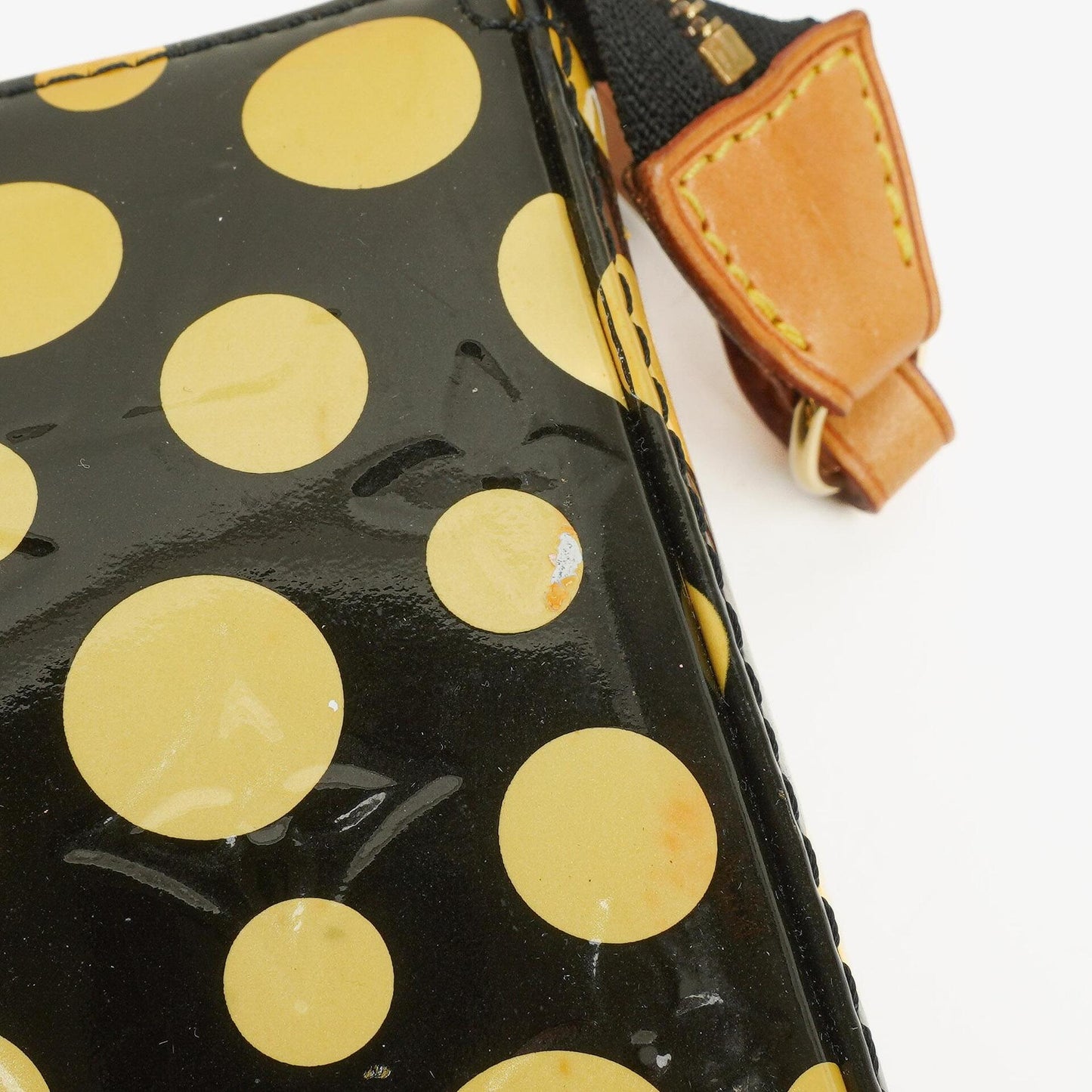 Louis Vuitton Yayoi Kusama Infinity Dots Pochette Accessoires aus schwarz-gelbem Vernis