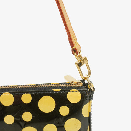 Louis Vuitton Yayoi Kusama Infinity Dots Pochette Accessoires aus schwarz-gelbem Vernis