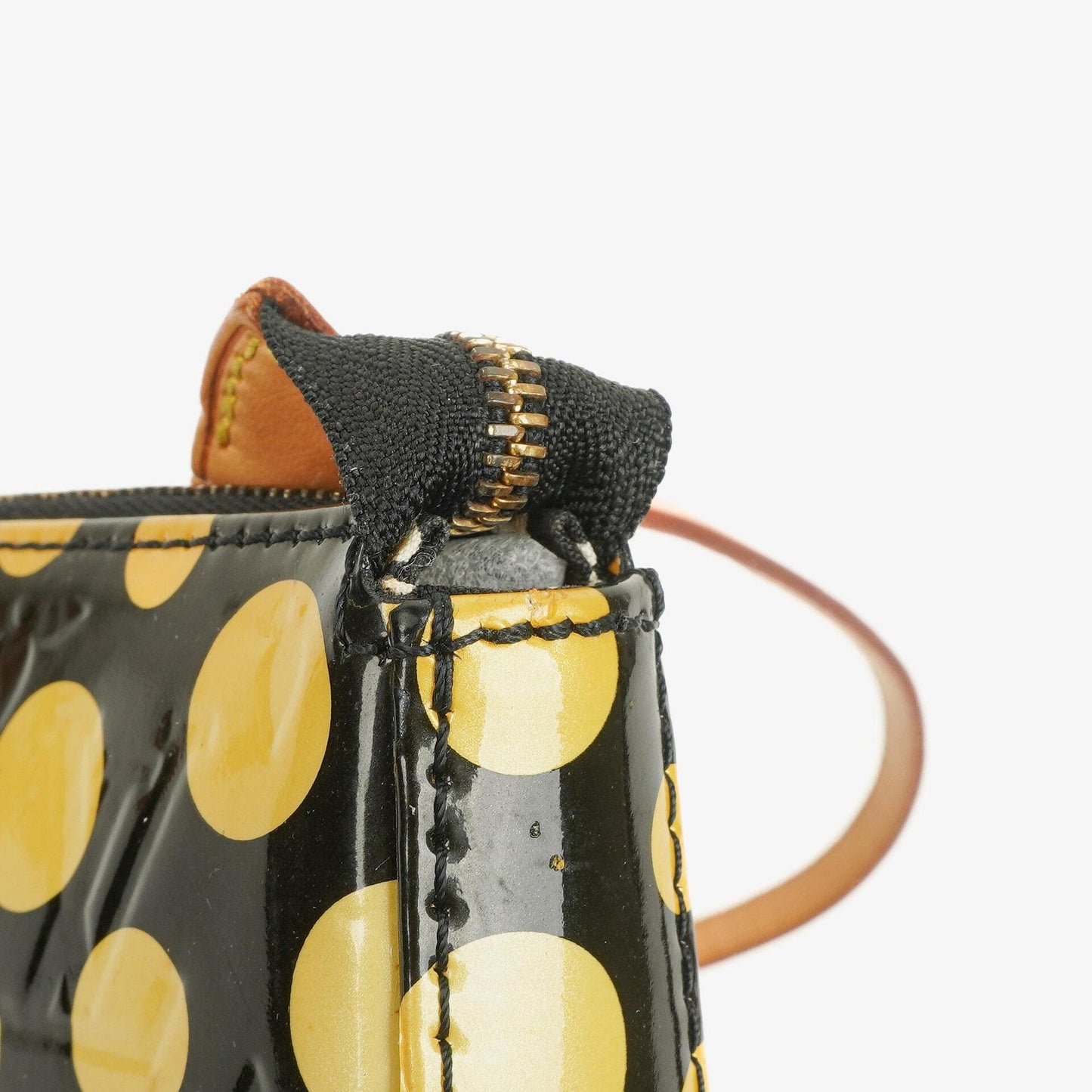 Louis Vuitton Yayoi Kusama Infinity Dots Pochette Accessoires aus schwarz-gelbem Vernis