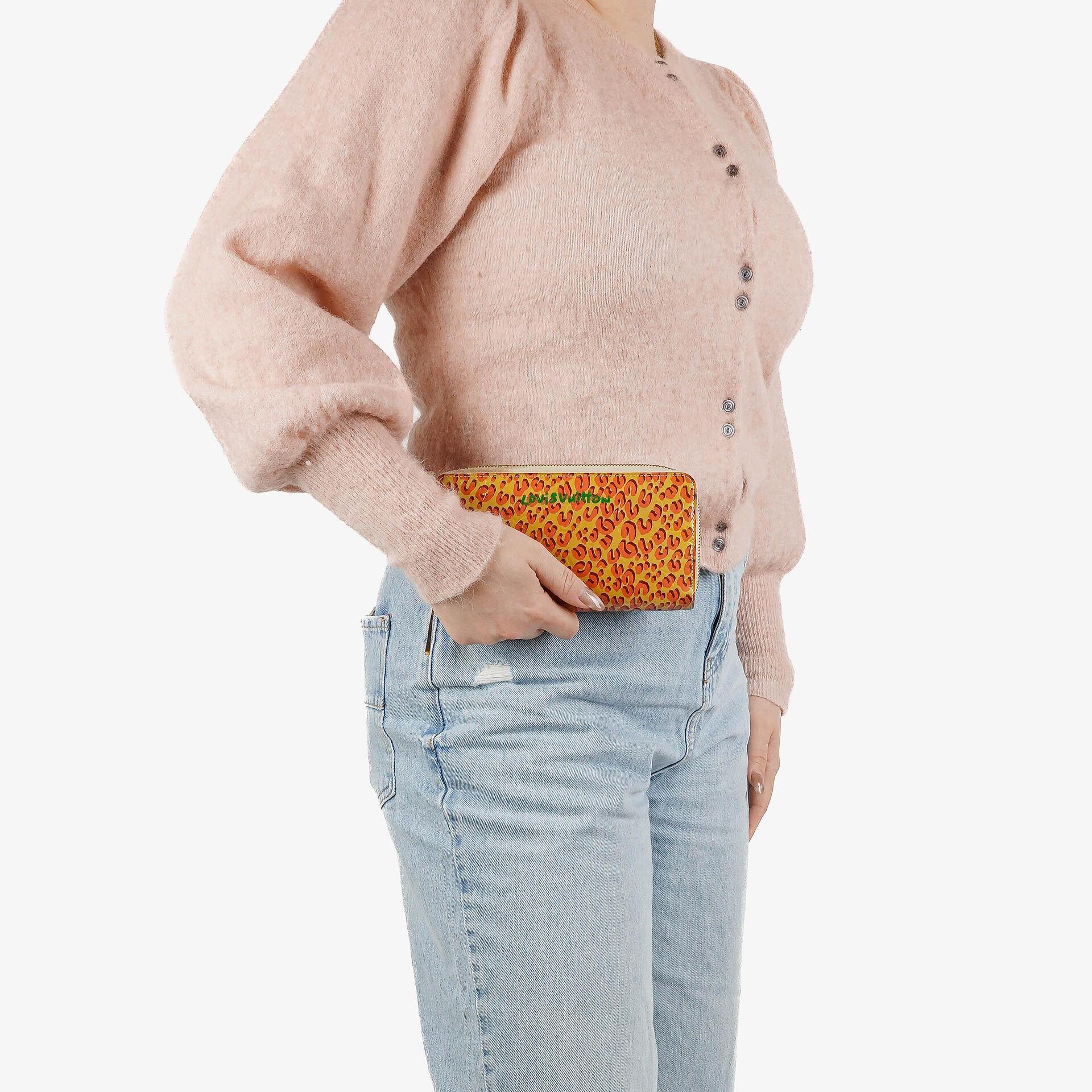 Louis Vuitton Zippy Geldbörse aus Vernis in Blanc Corail mit Leopard Print
