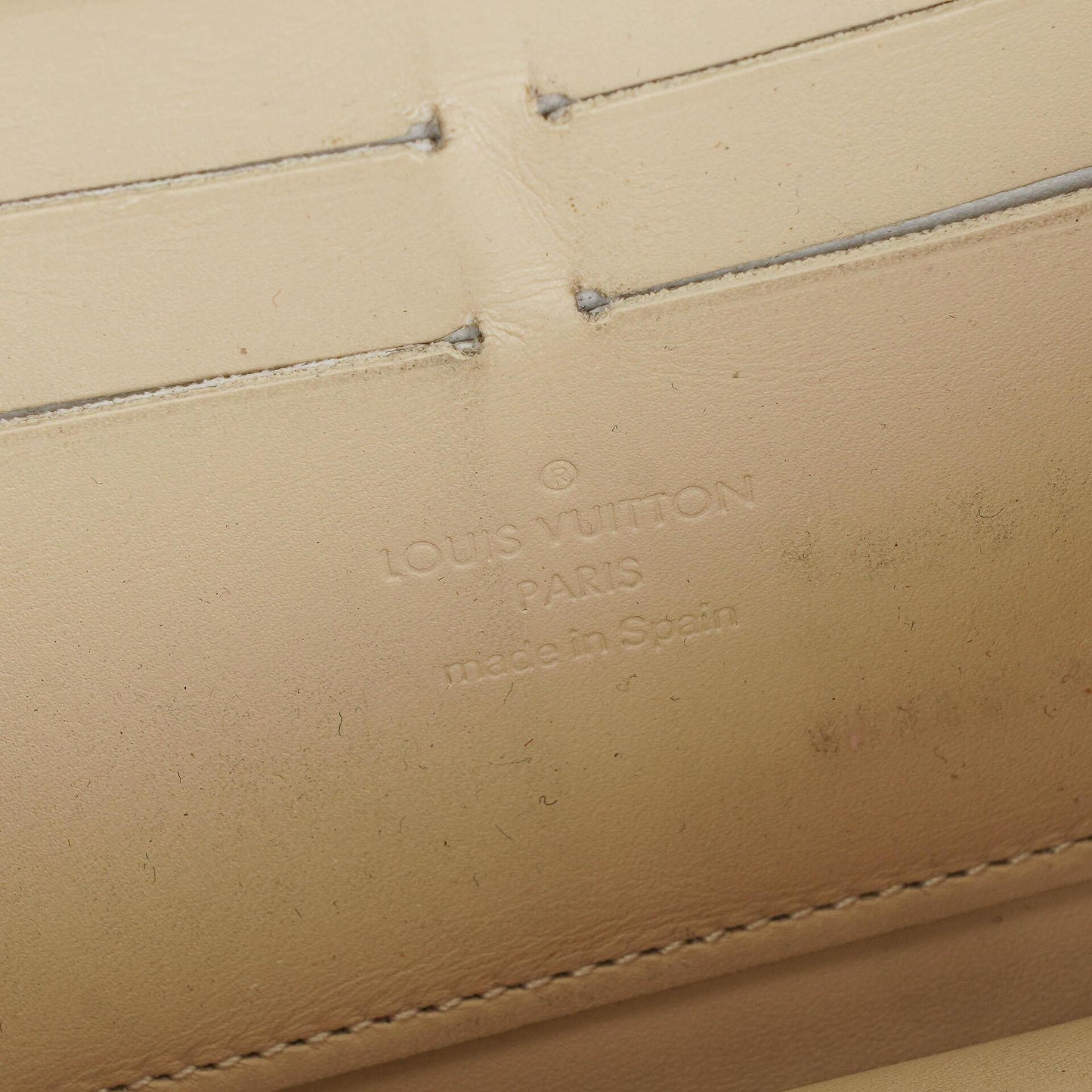 Louis Vuitton Zippy Geldbörse aus Vernis in Blanc Corail mit Leopard Print