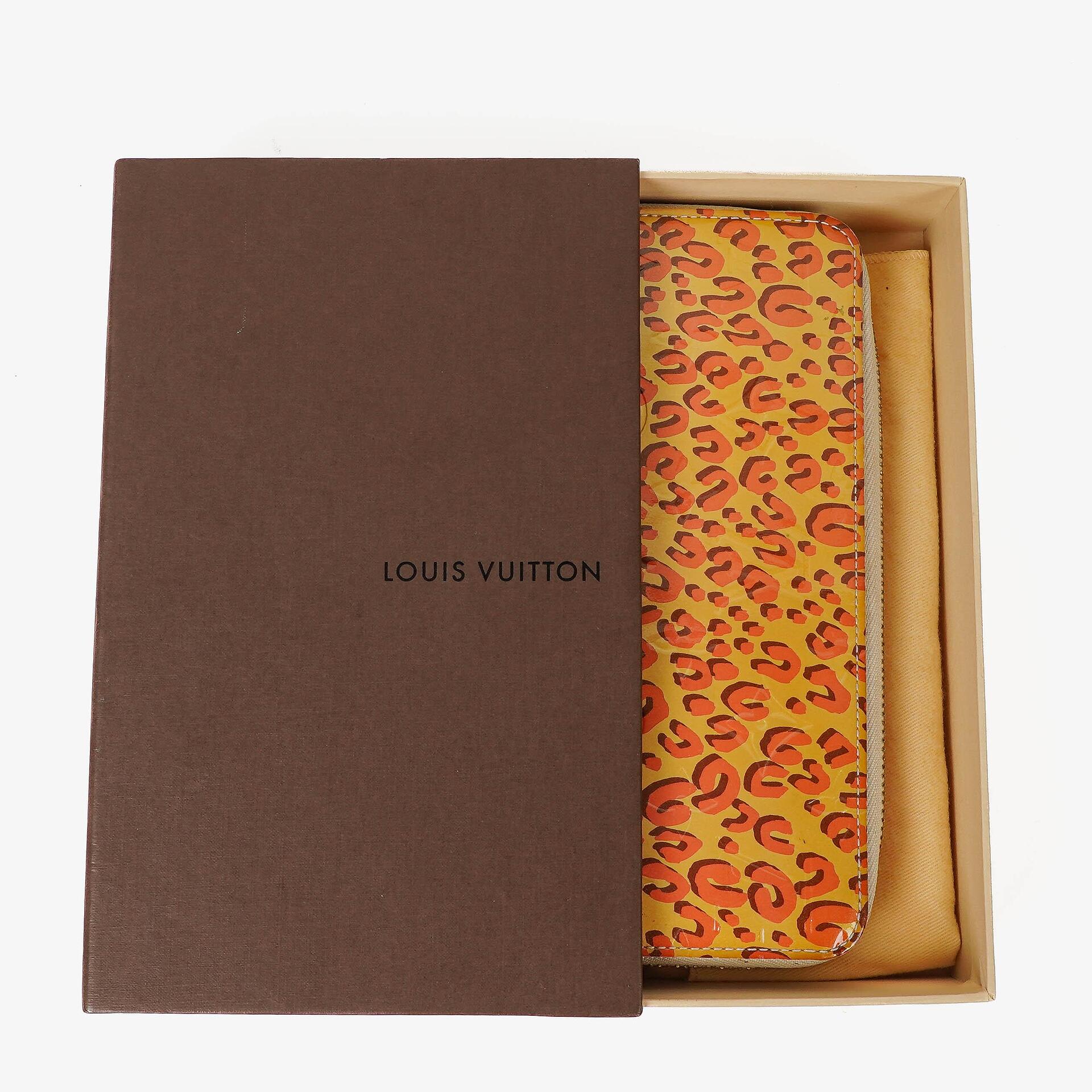 Louis Vuitton Zippy Geldbörse aus Vernis in Blanc Corail mit Leopard Print