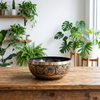 Handgehämmerte Klangschale mit 7 Chakren & Yogini – Ø 38 cm