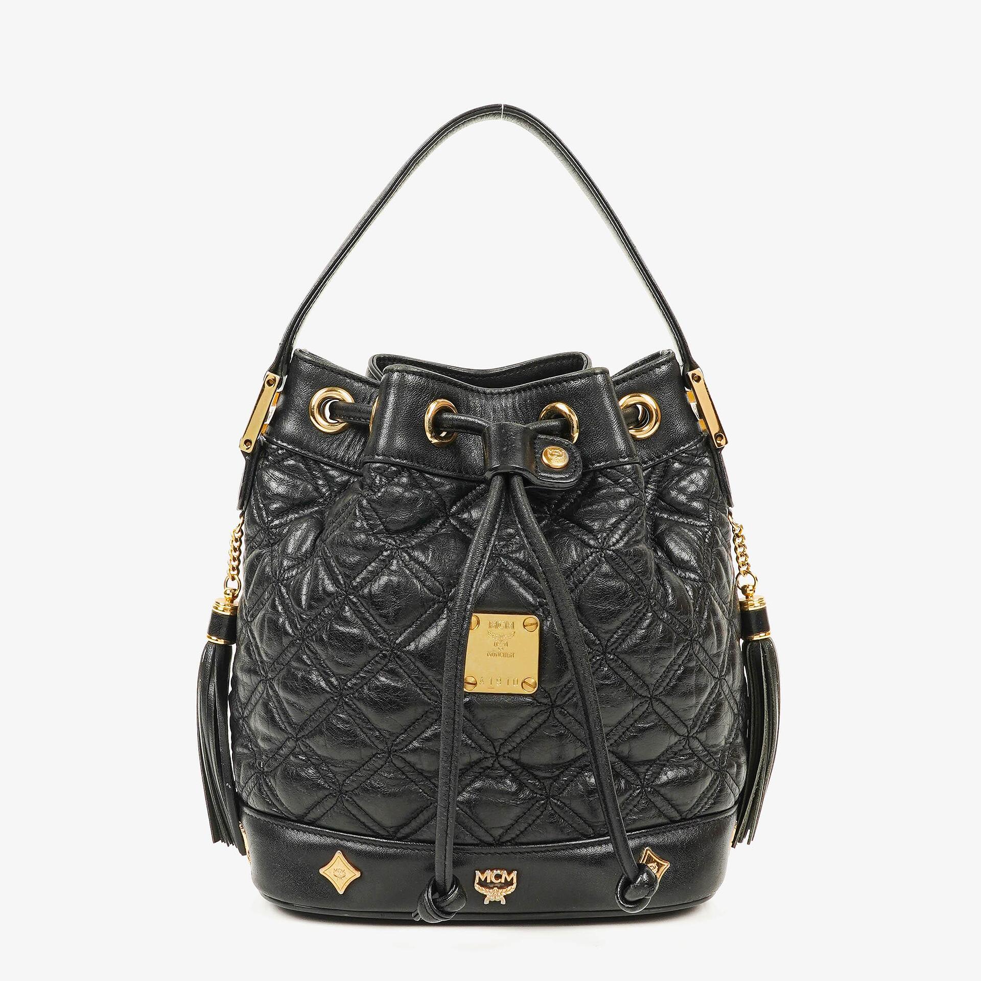 MCM Bucket Bag aus schwarzem gestepptem Kalbsleder mit Nieten