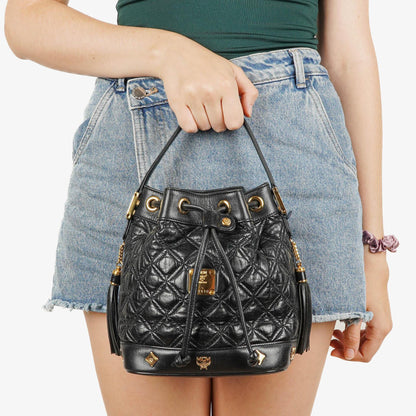 MCM Bucket Bag aus schwarzem gestepptem Kalbsleder mit Nieten