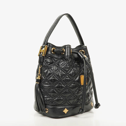 MCM Bucket Bag aus schwarzem gestepptem Kalbsleder mit Nieten