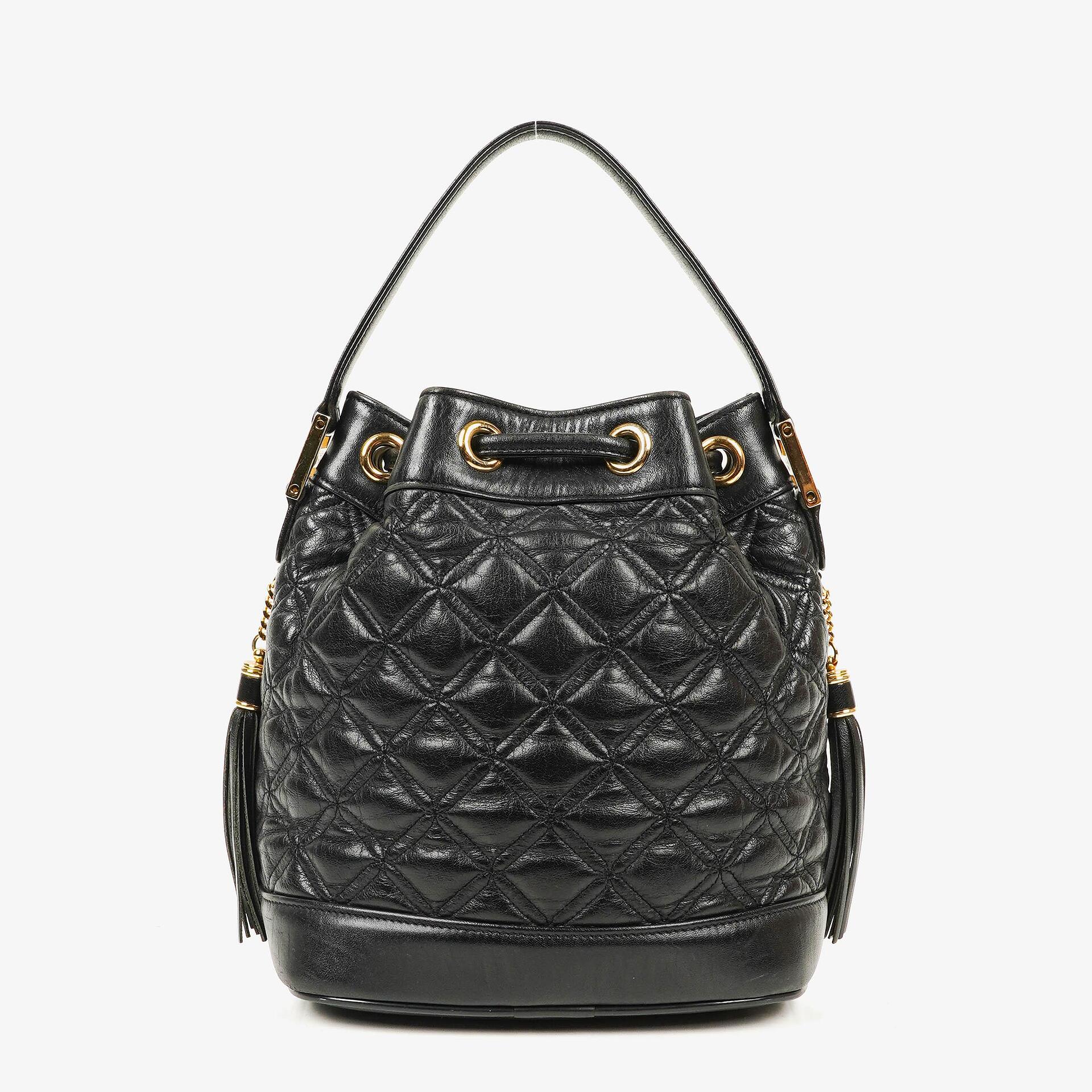 MCM Bucket Bag aus schwarzem gestepptem Kalbsleder mit Nieten