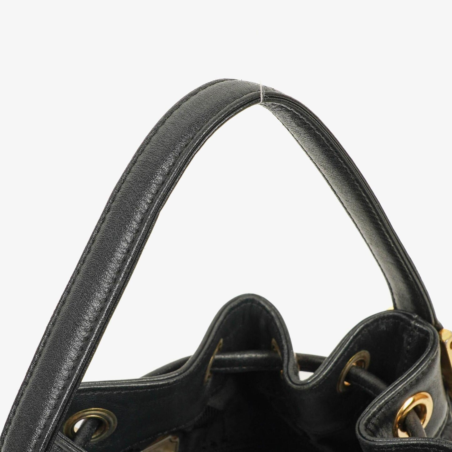 MCM Bucket Bag aus schwarzem gestepptem Kalbsleder mit Nieten