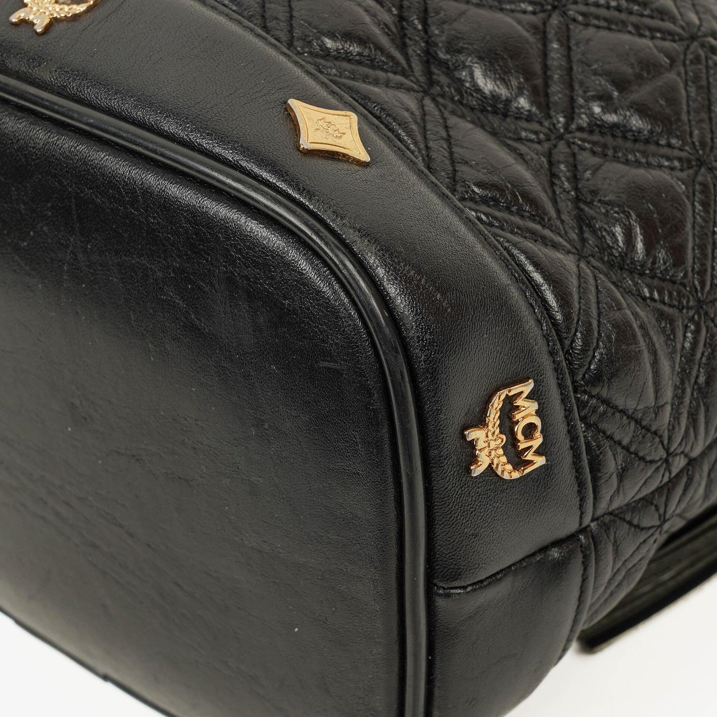 MCM Bucket Bag aus schwarzem gestepptem Kalbsleder mit Nieten