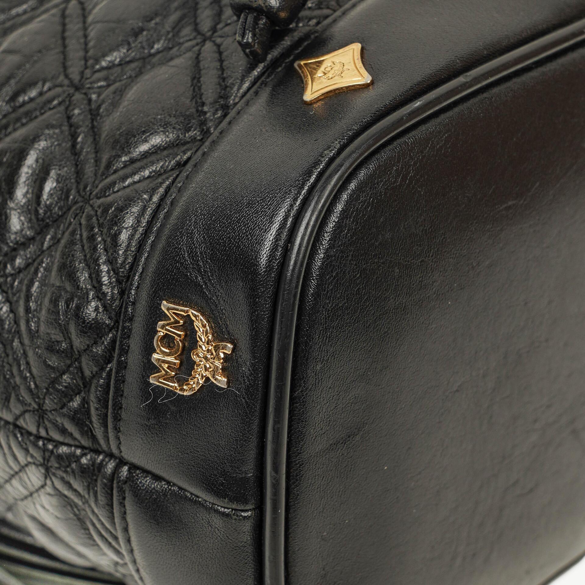 MCM Bucket Bag aus schwarzem gestepptem Kalbsleder mit Nieten