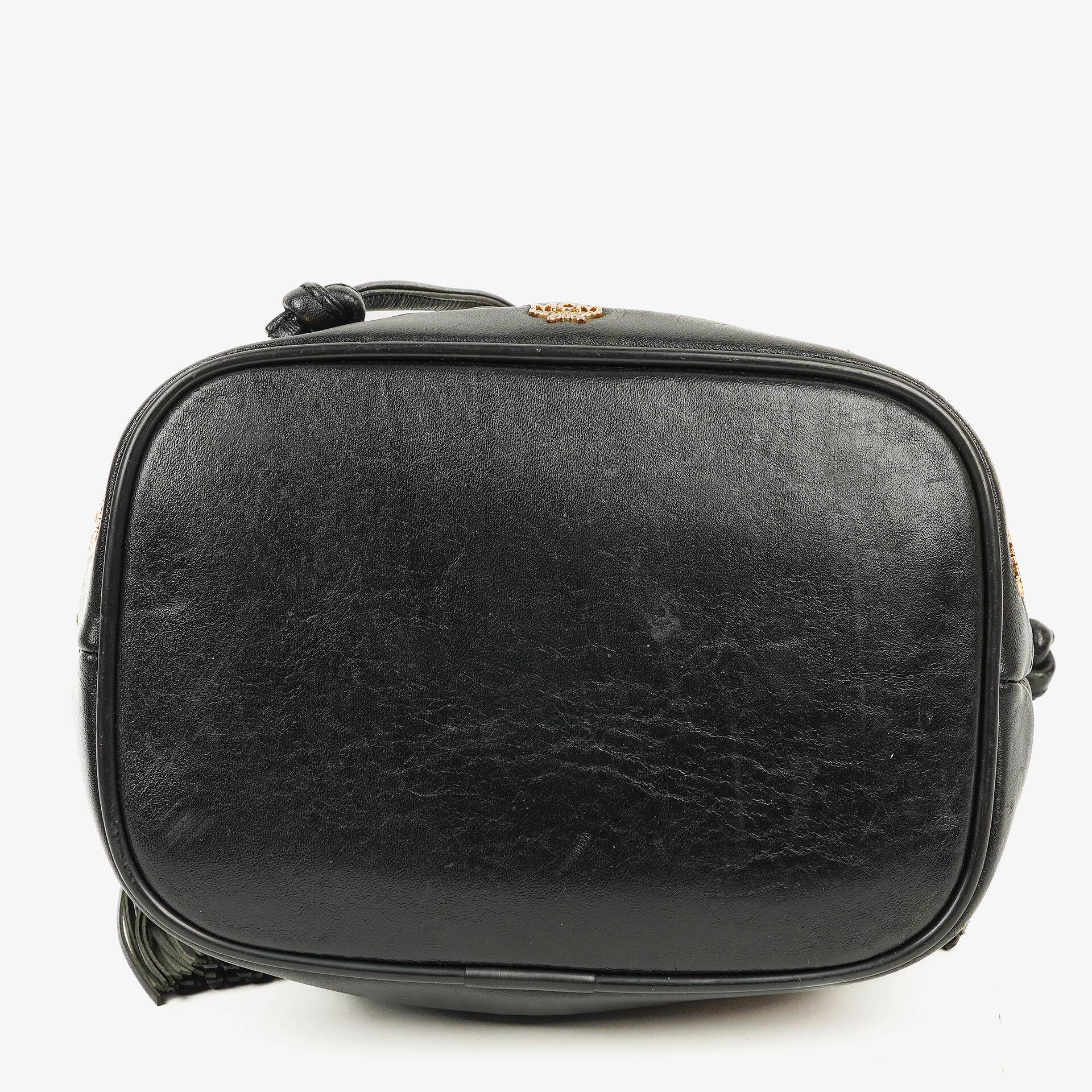 MCM Bucket Bag aus schwarzem gestepptem Kalbsleder mit Nieten