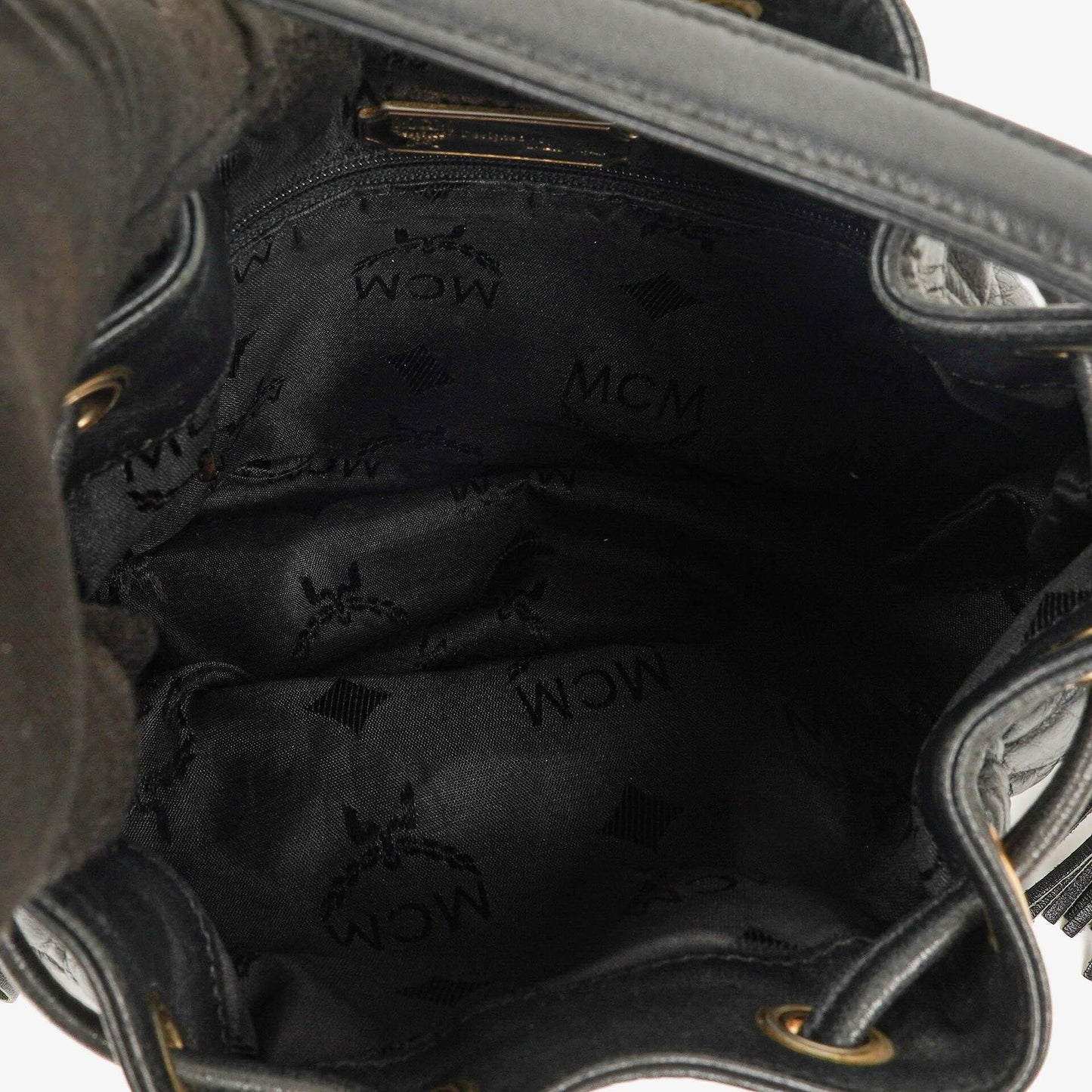 MCM Bucket Bag aus schwarzem gestepptem Kalbsleder mit Nieten