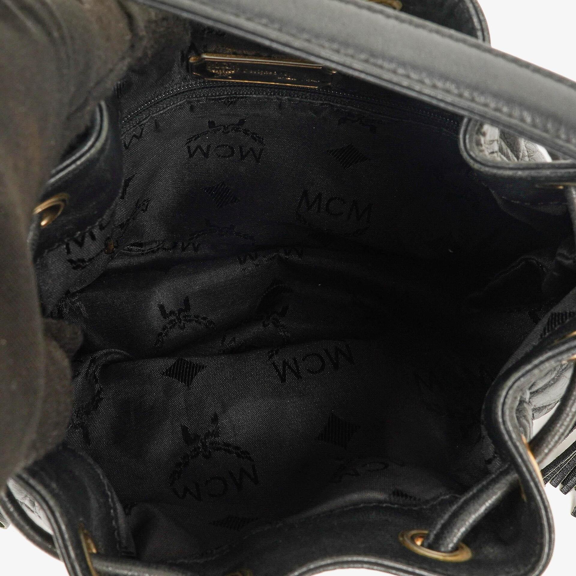 MCM Bucket Bag aus schwarzem gestepptem Kalbsleder mit Nieten