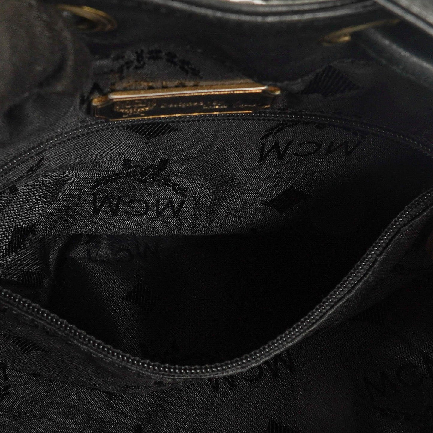 MCM Bucket Bag aus schwarzem gestepptem Kalbsleder mit Nieten