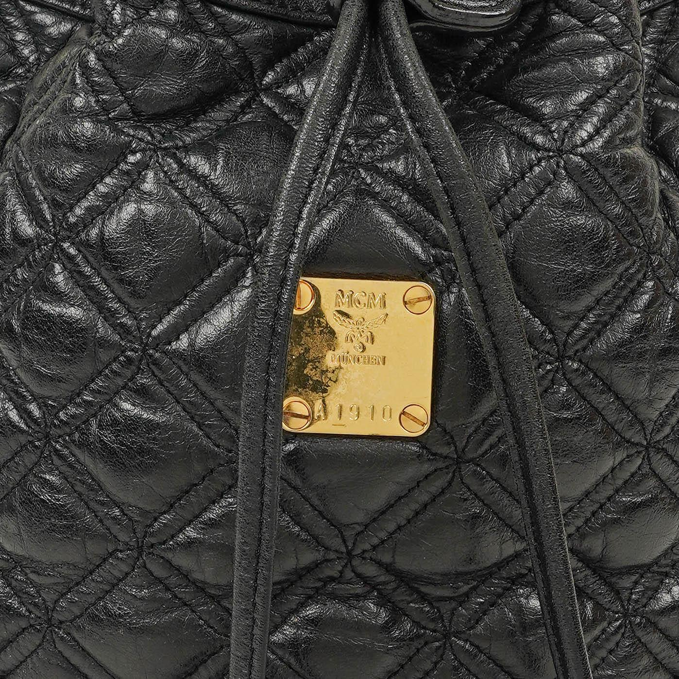 MCM Bucket Bag aus schwarzem gestepptem Kalbsleder mit Nieten